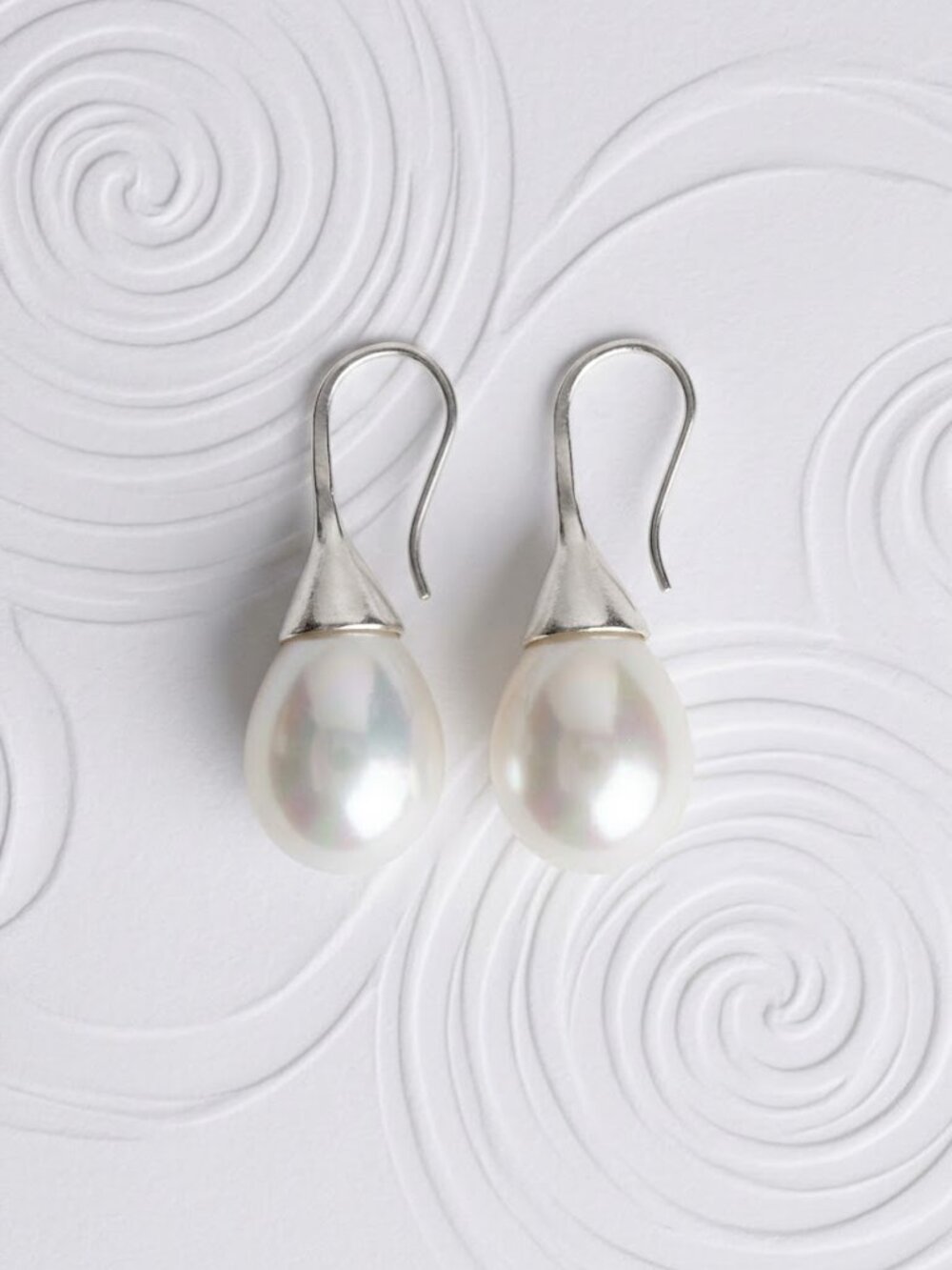 White Pearl drop earrings in Silver 🆕